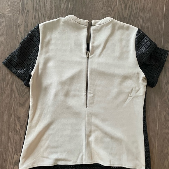 Beautiful embroidery detail with crepe back - Picture 2 of 2